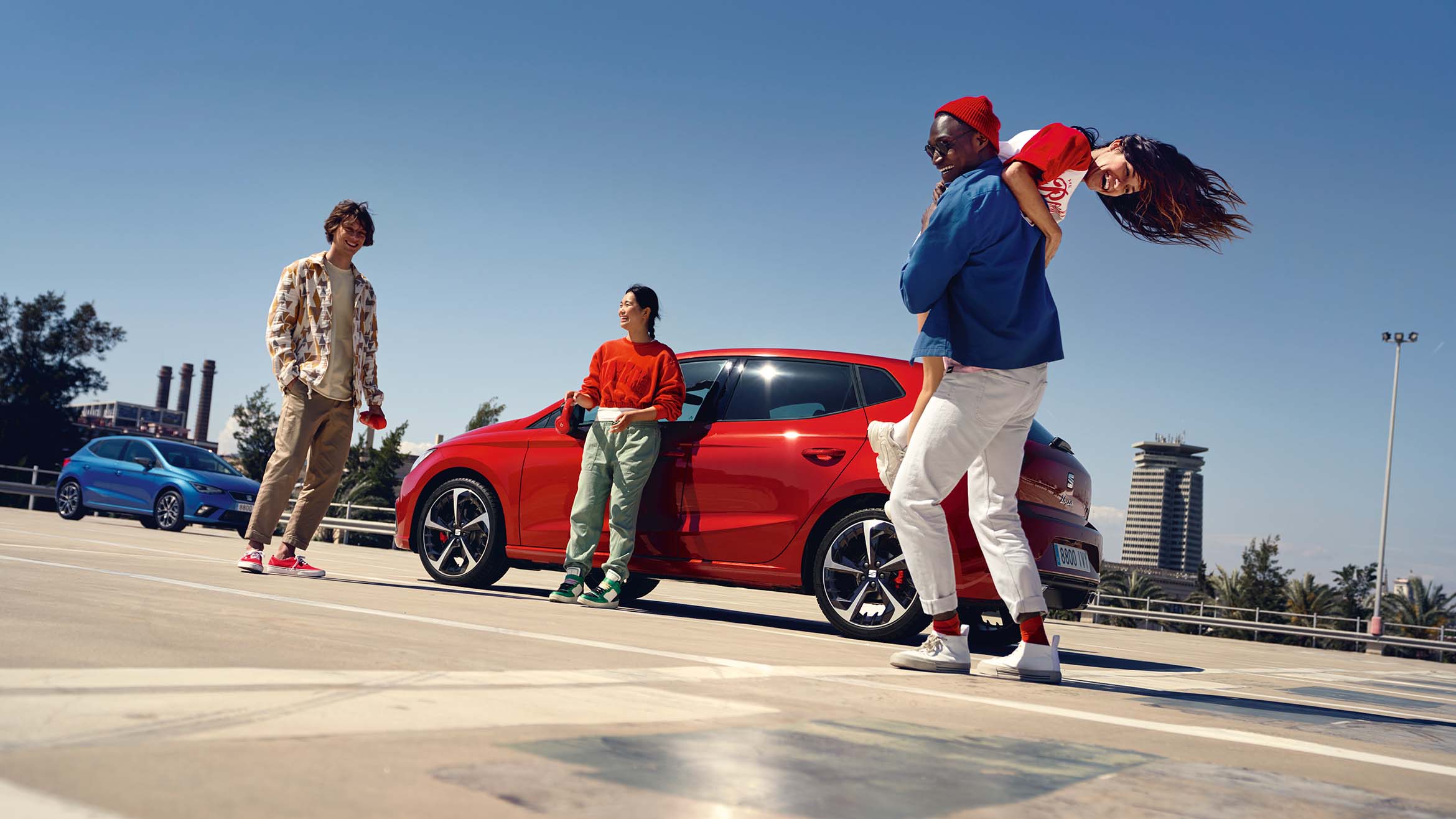 hombre-inclinado-seat-ibiza-boina-color-desire-red
